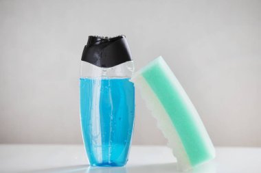 Mavi şampuan ve bez ile şişe