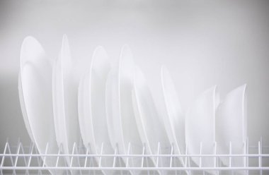 Dolapta beyaz plakalar