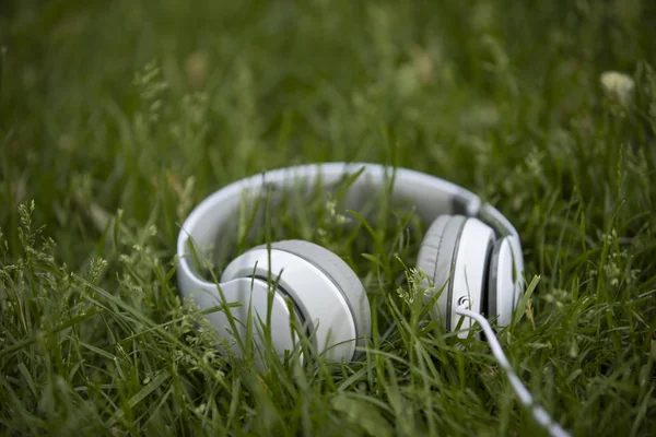 Weißer Kopfhörer im Gras — Stockfoto
