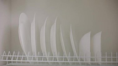 El dolaptan temiz tabaklar almak