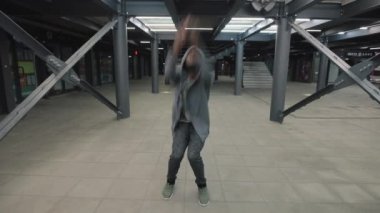 Afro-Amerikan adam yeraltı yerde geri çevirmek yapmak