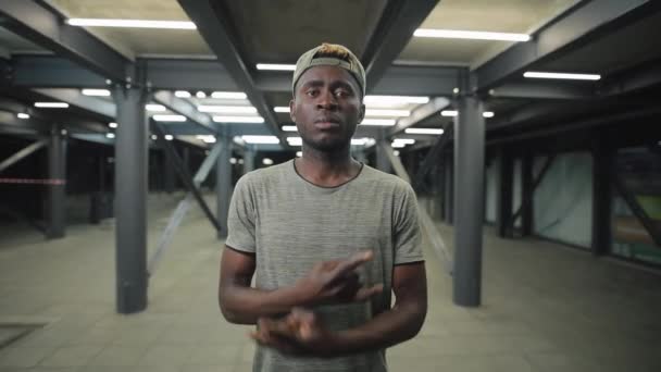 Confiado hombre afroamericano en túnel subterráneo gesto fresco signo — Vídeo de stock