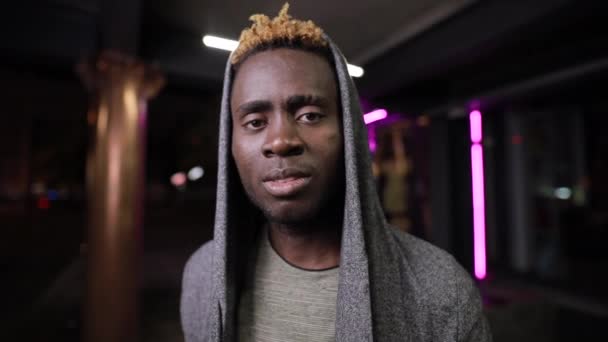 Afro-Américain dans le tunnel souterrain geste cool signe — Video