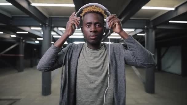 African american man wearing headphone at night underground tunnel — Stock Video