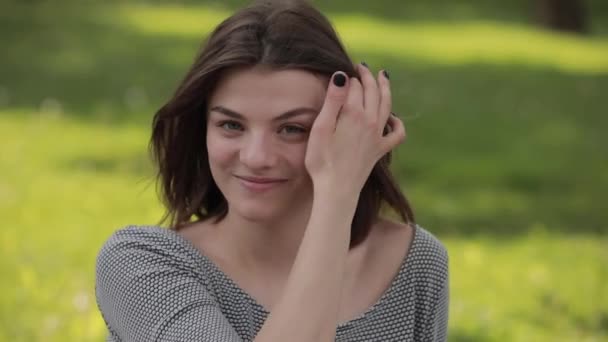 Портрет усміхненої щасливої молодої жінки в парку — стокове відео