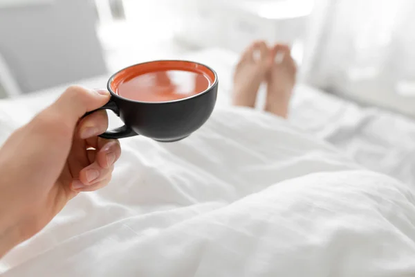 POV, bea ceai de dimineață în pat — Fotografie, imagine de stoc