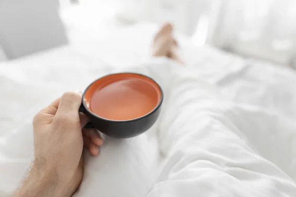 POV, beber chá da manhã na cama — Fotografia de Stock