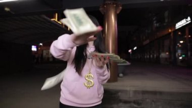 Zengin kız gece şehirde para atma