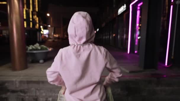 풍부한 인식 할 수없는 소녀는 밤 도시에서 돈을 던지는 — 비디오