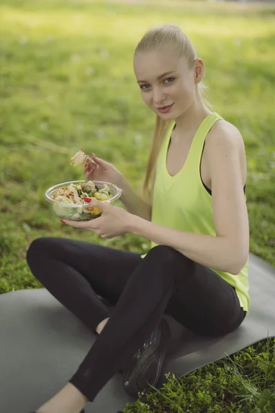 Portret van fitte vrouw met verse salade in de zomer — Stockfoto