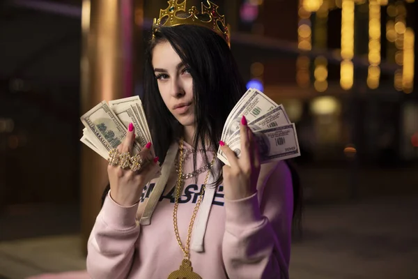 Rich bitch play with money at night city — Stock Photo, Image