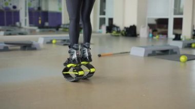 Tanınmayan kadın kangoo atlama eğitim atlama