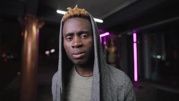 Yeraltı tünelinde Afro-amerikan adam serin işareti gesturing — Stok video