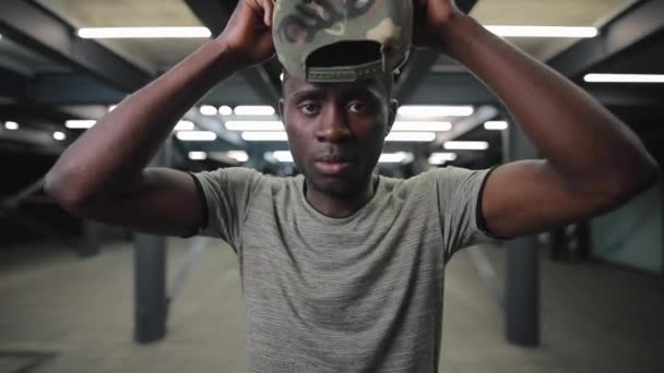 Confiado hombre afroamericano con gorra en túnel subterráneo — Vídeo de stock