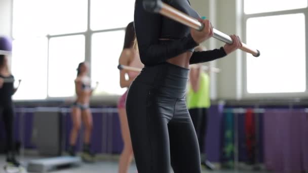 Mulheres irreconhecíveis fazendo exercício no centro de fitness — Vídeo de Stock