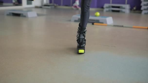 无法辨认的女子跳训练康古跳 — 图库视频影像
