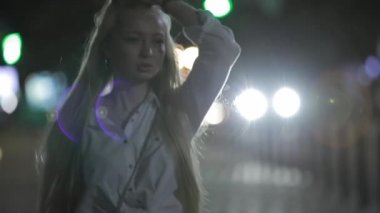 Sakin gece şehrinde yürüyen kadın 