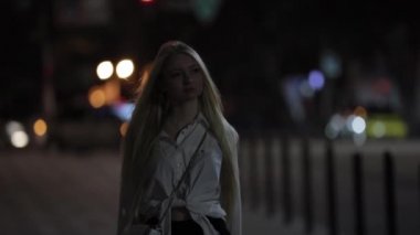 Sakin gece şehrinde yürüyen kadın 