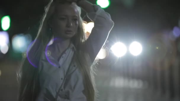 Donna che cammina in una tranquilla città notturna — Video Stock