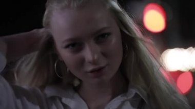 Gece şehirde uzun sarı saçlı Pretty kadın portre