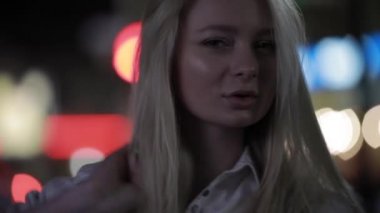 Gece şehirde uzun sarı saçlı Pretty kadın portre