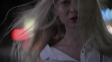 Sarışın kadın model gece şehirde uzun saçlı poz