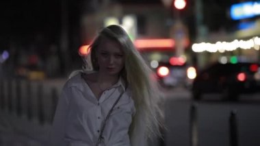 Sarışın kadın model gece şehirde uzun saçlı poz