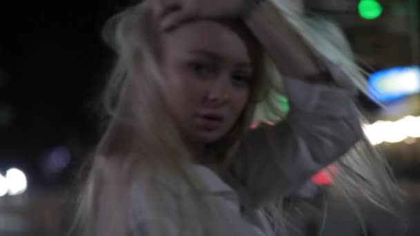 Blonde Frau Modell posiert mit langen Haaren in der Nacht Stadt — Stockvideo
