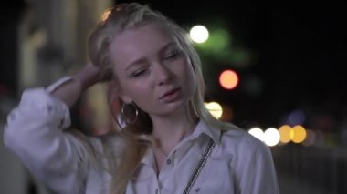 Pretty sarışın model gece şehirde uzun saç dokunmadan poz