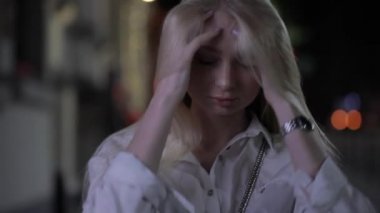 Pretty sarışın model gece şehirde uzun saç dokunmadan poz