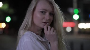 Gece şehrinde göz kırpan seksi kadın