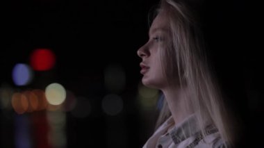 Gece şehrinde güzel kadının yüz profili