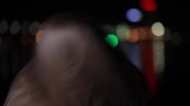Gece şehirde poz uzun saçlı güzel sarışın model