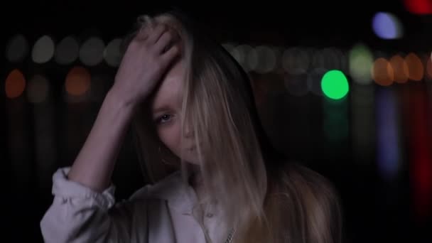 Beau modèle blonde aux cheveux longs posant dans la ville de nuit — Video