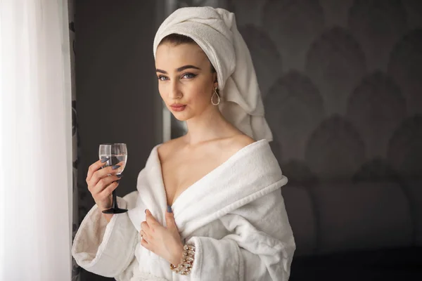 Femme sexy avec serviette sur la tête et le verre à la main, matin de luxe — Photo