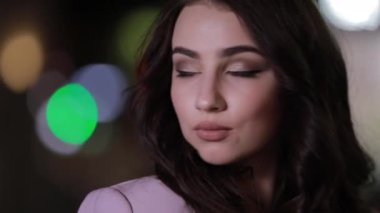 Güzel çekici kadın gece şehir kameraya bakarak, yavaş hareket