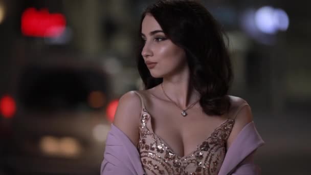 Belle femme attrayante regardant la caméra dans la ville de nuit, au ralenti — Video