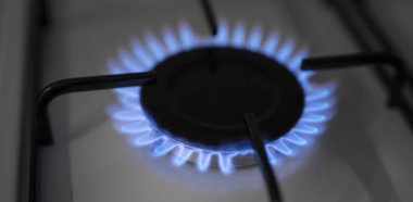 Mutfak sobası üzerinde yanan doğal gaz