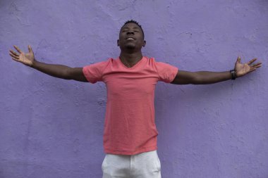 Menekşe duvarında boş yaşayan mercan tişört poz Afrikalı Amerikan adam modeli