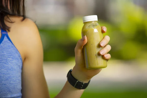 Smoothie-Flasche in der Hand einer Frau — Stockfoto