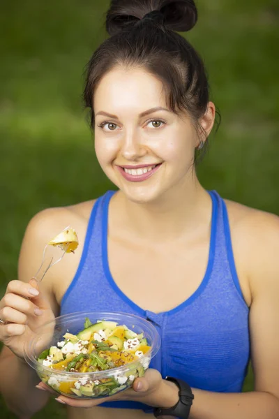 Fitness kvinna äta hälsosam sallad — Stockfoto