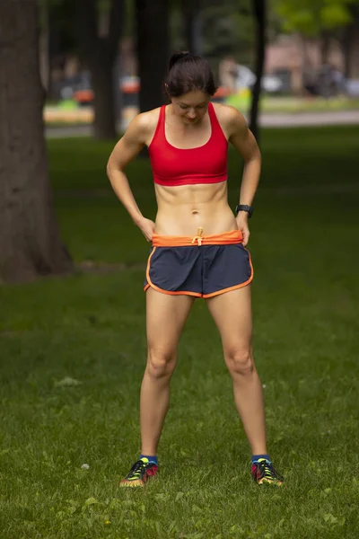 Sportive vrouw staande in Park — Stockfoto