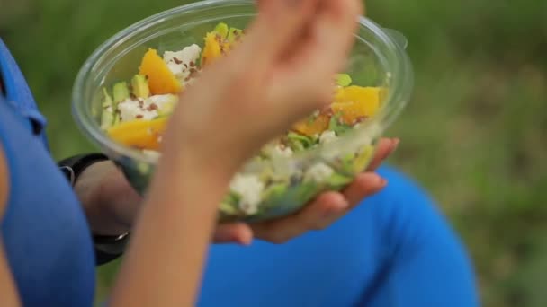 Persoon die salade eet in Park — Stockvideo