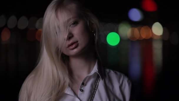 Mooie blonde model met lange haren poseren in Night City — Stockvideo