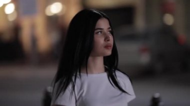 Gece Şehrinde Yürüyen Kadın