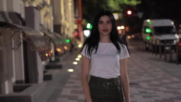 Vrouw aan het wandelen in Night City — Stockvideo