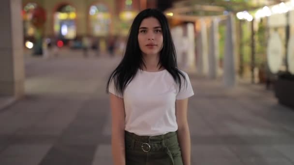 Mujer caminando por la ciudad nocturna — Vídeos de Stock