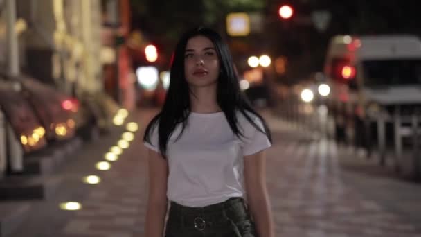 Vrouw aan het wandelen in Night City — Stockvideo