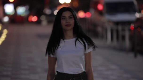 Mujer caminando por la ciudad nocturna — Vídeo de stock