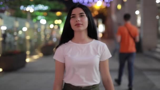 Femme marchant dans la ville de nuit — Video